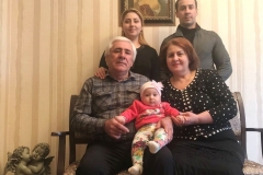 Карашев Саша со своей семьей.
