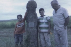 Карашев Владимир с внуками у памятника Лихурею.