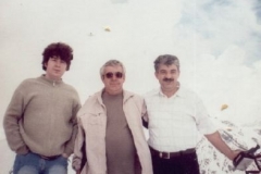 Карашев Михаил Хазритович со  своими сыновьями Анзором и Аскером на Эльбрусе.