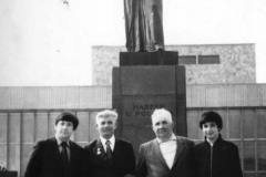 Карашев Хазрит Муридович с однополчанином, с сыном Михаилом и его детьми.