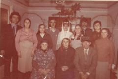 Карашева Даухан со своими детьми и родственниками.