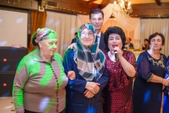 Садия, супруга Азми Йылдырым с родственниками на свадьбе у Умара. 2016 г.